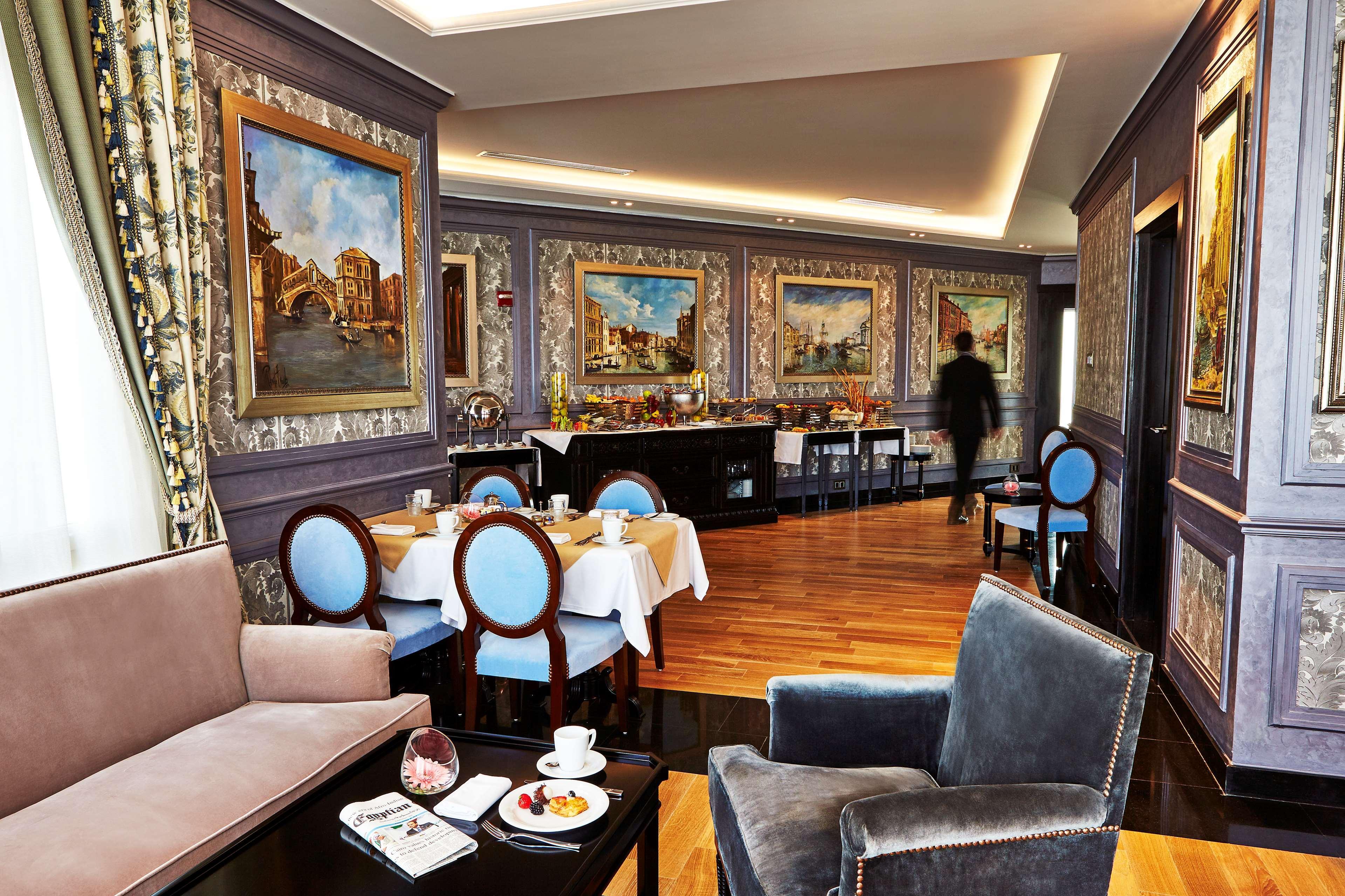 Royal Maxim Palace Kempinski Cairo Exterior foto The Club Lounge at the airport