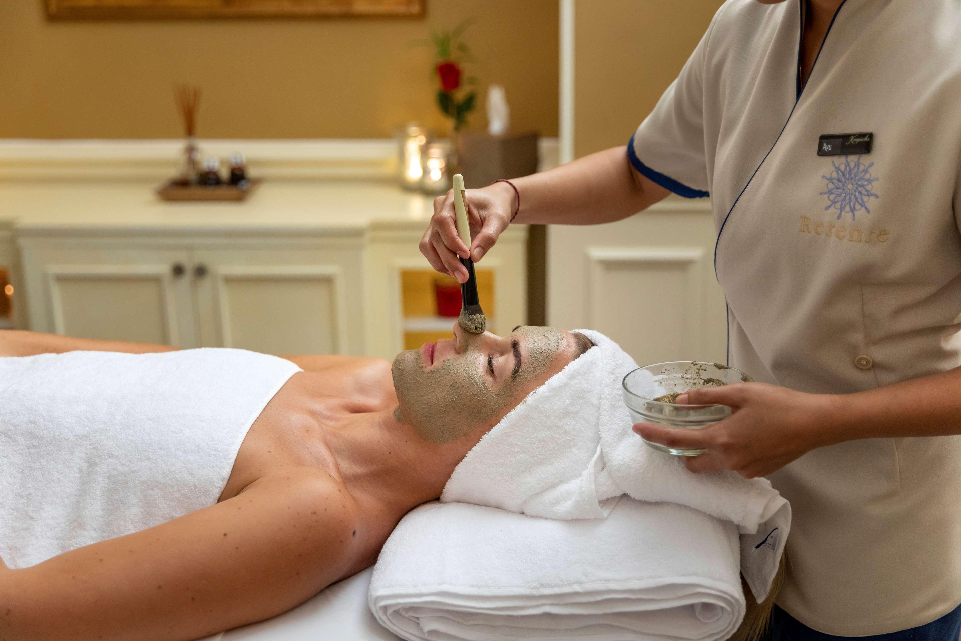 Royal Maxim Palace Kempinski Cairo Exterior foto A man receiving a facial treatment