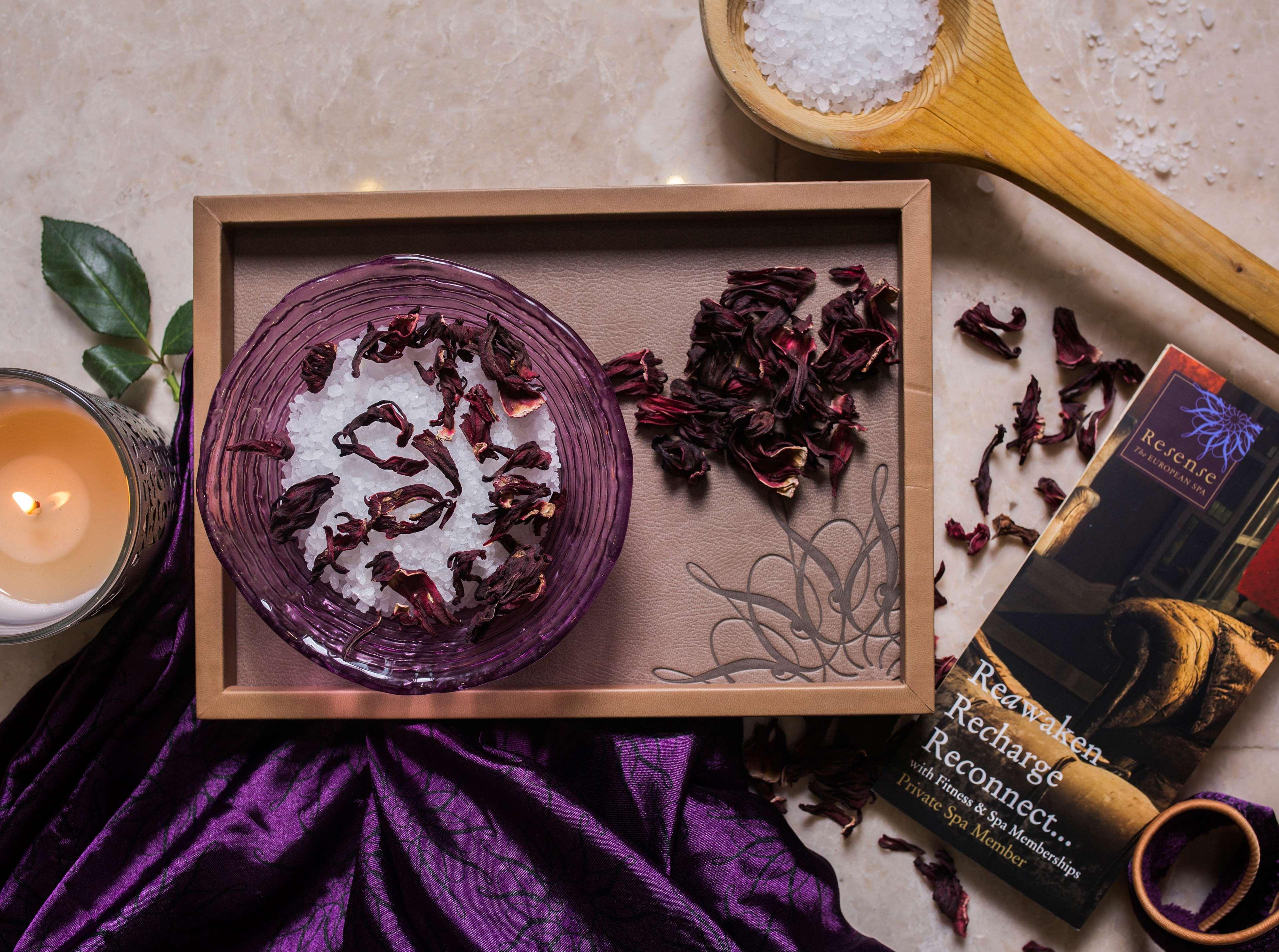 Royal Maxim Palace Kempinski Cairo Exterior foto A spa tray with a candle, bath salts, and a book