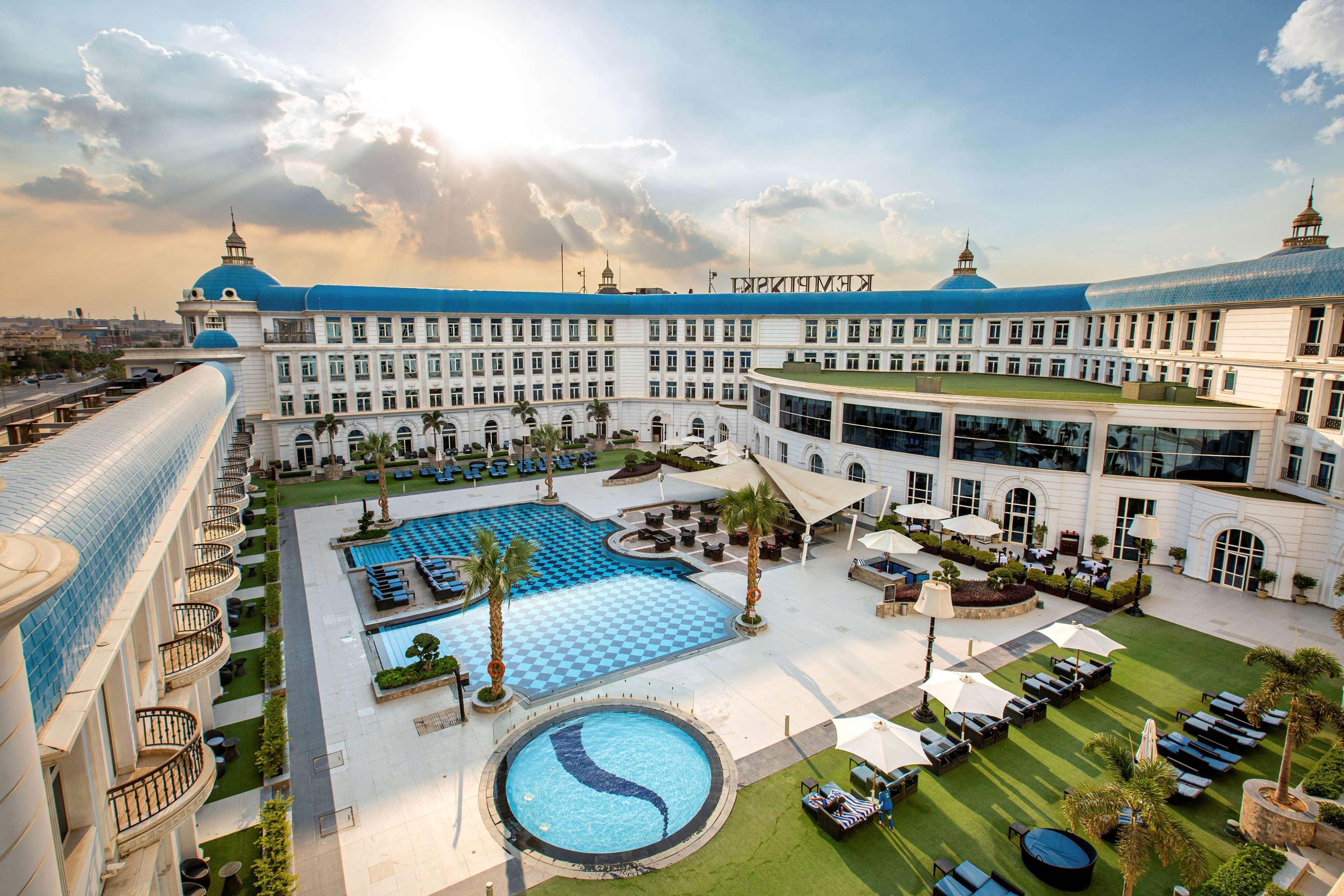 Royal Maxim Palace Kempinski Cairo Exterior foto The hotel's courtyard
