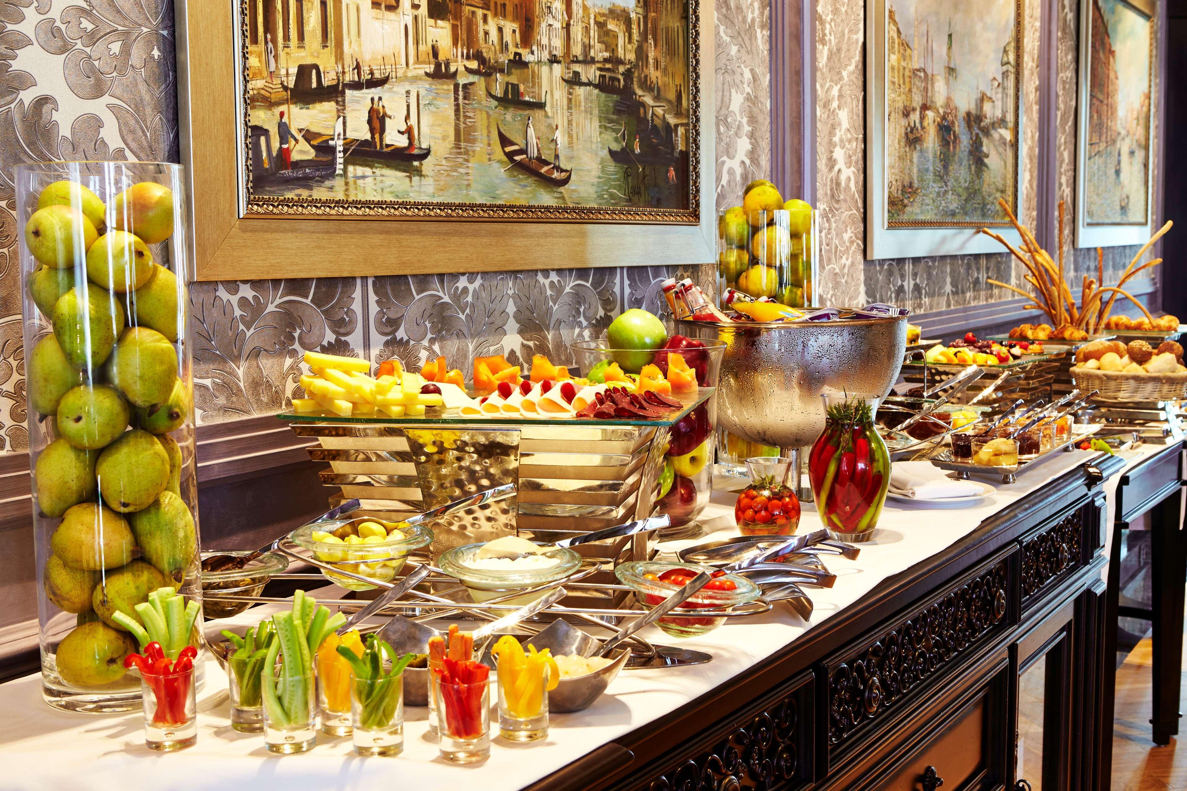 Royal Maxim Palace Kempinski Cairo Exterior foto A buffet at a hotel