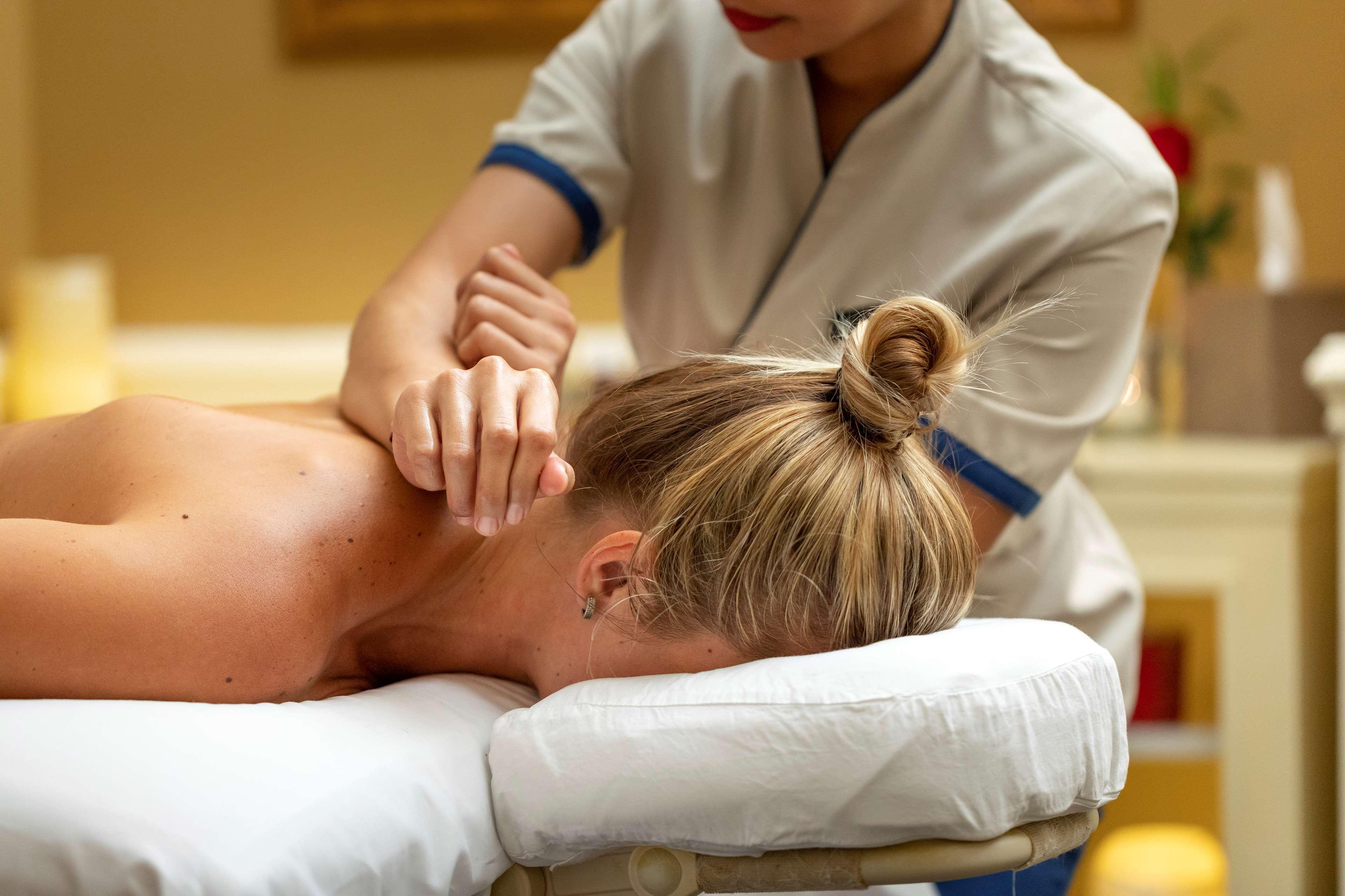 Royal Maxim Palace Kempinski Cairo Exterior foto A chiropractor treating a patient