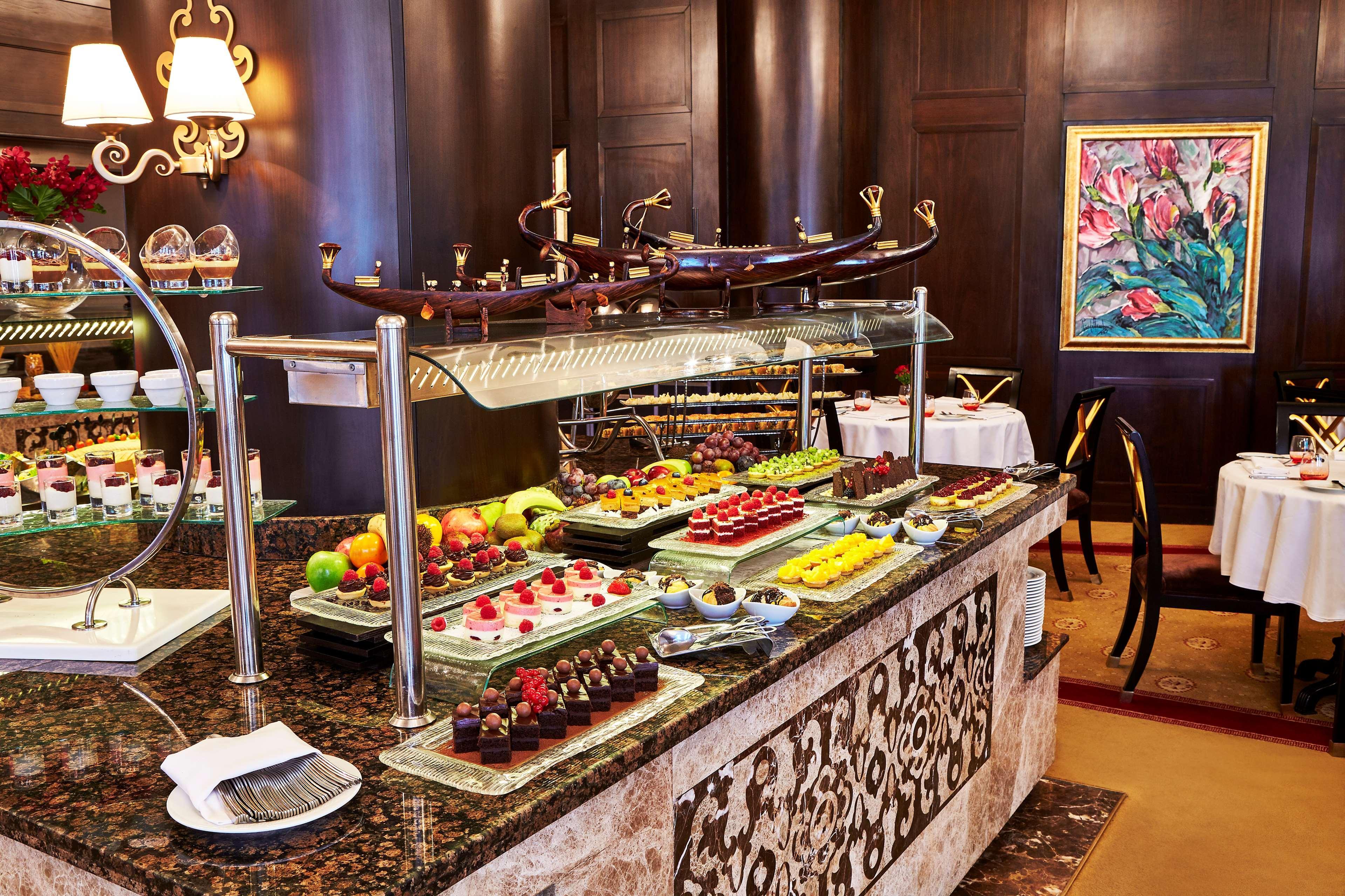 Royal Maxim Palace Kempinski Cairo Exterior foto A buffet at a hotel